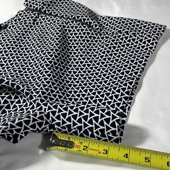 Banana Republic womens navy and white geometric polyester 3.5" shorts - size 6 - Picture 8 of 10